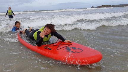 Christiane, une résidente de l'Ehpad de Dol-de-Bretagne, en Ille-et-Vilaine, ern pleine session de "surf thérapie" à Saint-Malo, le 25 septembre 2019. (SOLENNE LE HEN / FRANCEINFO)