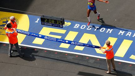 L'Am&eacute;ricain&nbsp;Meb Keflezighi franchit victorieux la ligne du marathon de Boston (Massachusettes, Etats-Unis), le 21 avril 2014. (JARED WICKERHAM / GETTY IMAGES / AFP)