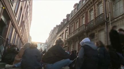 Au lycée Fénelon de Lille, une minute de silence s'est tenue en hommage à une lycéenne transgenre qui s'est&nbsp;donnée&nbsp;la mort. (France 3)