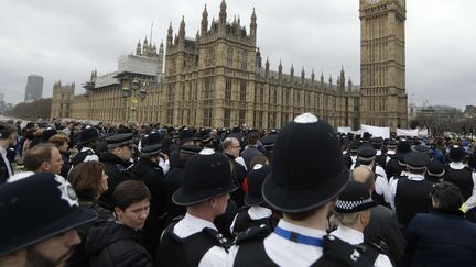 De nombreux policiers participent à l'hommage aux victimes de l'attentat de Londres une semaine après, le 29 mars 2017 (MATT DUNHAM / AP / SIPA)