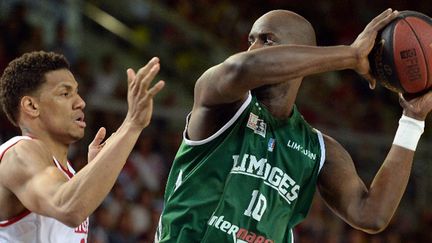 Axel Toupane (Strasbourg) face à Johan Petro (Limoges) (PATRICK HERTZOG / AFP)