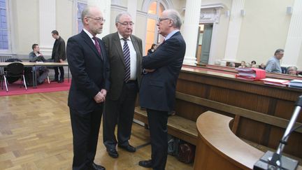 Roger Davis, directeur d&eacute;l&eacute;gu&eacute; de l'Ecole sup&eacute;rieure de commerce d'Amiens (ESC Amiens), Georges Pouzot, directeur de l'ISAM et Jean-Louis Mutte, directeur g&eacute;n&eacute;ral de l'ESC Amiens, au tribunal correctionnel d'Amiens le 25 janvier 2012. (FREDERIC DOUCHET / LE COURRIER PICARD / MAXPPP)