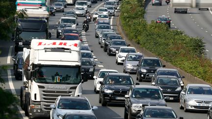 Des v&eacute;hicules sont coinc&eacute;s dans les embouteillages sur l'autoroute A6 pr&egrave;s de Palaiseau (Essonne), le 3 juillet 2015. (THOMAS SAMSON / AFP)