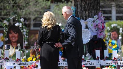 Joe et Jill Biden le 29 mai 2022 à Uvalde, au Texas, devant le mémorial improvisé après la fusillade dans laquelle 19 enfants ont été tués. (YASIN OZTURK / ANADOLU AGENCY / AFP)