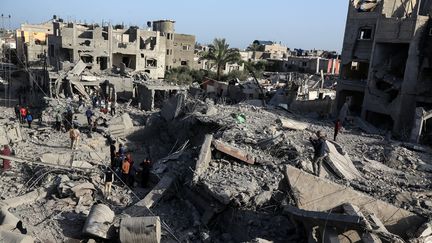 Une vue de la mosquée al-Bashir, détruite par une frappe de l'armée israélienne à Deir al-Balah, dans la bande de Gaza, le 2 avril 2024. (MAJDI FATHI / NURPHOTO / AFP)