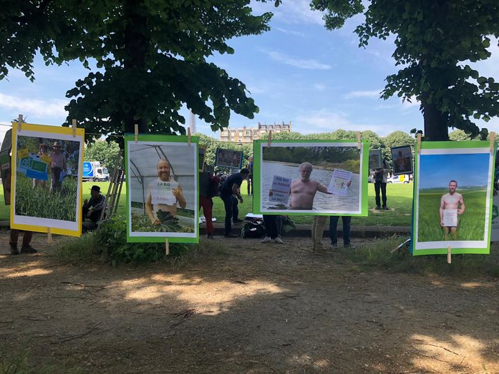 Des agriculteurs s'affichent nus en photos aux Invalides, à Paris, le 2 juin 2021. (OLIVIA CHANDIOUX / RADIO FRANCE)