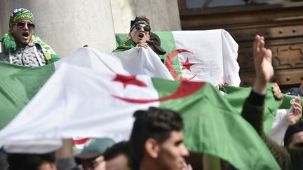 Des étudiants algériens manifestent à Alger, le 5 mars 2019, contre la candidature pour un 5e mandat d'Abdelaziz Bouteflika. (RYAD KRAMDI / AFP)