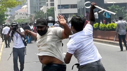 Des manifestants et des partisans du gouvernement s'affrontent à Colombo (Sri Lanka), le 9 mai 2022. (ISHARA S. KODIKARA / AFP)