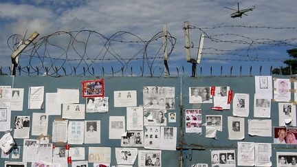 Des avis de recherche de personnes disparues lors des inondations sont affich&eacute;es sur le portail d'une base militaire &agrave; Dehradun (Inde), le 26 juin 2013. (DANISH SIDDIQUI / REUTERS)