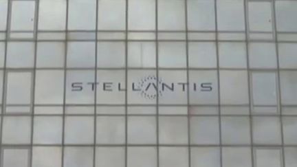 Chez&nbsp;Stellantis, ex-PSA, les bénéfices ont dépassé 13 milliards d'euros en 2021, soit trois fois plus qu'en 2020.&nbsp;Les salaires augmenteront de 3,2 %, avec une prime d'intéressement de 4 300 euros bruts, en moyenne. (FRANCEINFO)