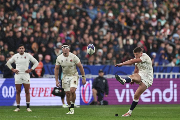 Owen Farrell takes a penalty against South Africa in the World Cup semi-final, October 22, 2023. (FRANCK FIFE / AFP)