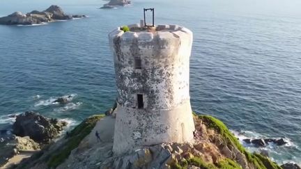 Au large d'Ajaccio (Corse du Sud), les iles Sanguinaires sont l'un des trésors de la Corse. Selon la légende, elles doivent leur nom à la couleur des couchers de soleils que l'on peut admirer depuis cet archipel sauvage. (France 3)