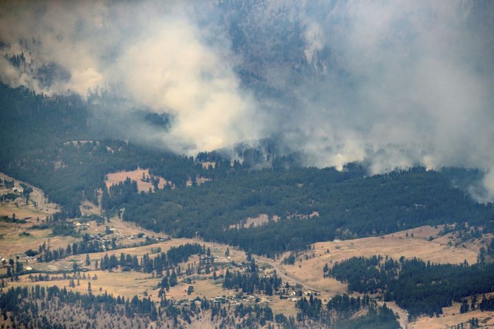 Un feu de forêt lié à la vague de chaleur, le 1er juillet 2021 à Lytton en Colombie-Britannique (Canada). (DARRYL DYCK / THE CANADIAN PRESS / AP)