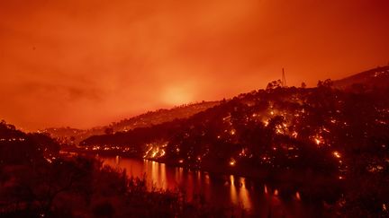 Les deux rives du lake Berryessa sont en proie aux flammes, le 18 août 2020, près de Napa (Californie), au moment de la jonction de plusieurs incendies pour former le "LNU Lightning Complex". (JOSH EDELSON / AFP)