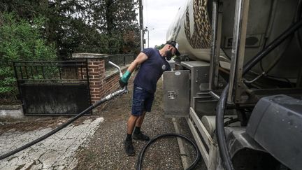 Une entreprise remplit la cuve de fioul d'un particulier, à&nbsp;Boves (Somme), le 10 septembre 2022. (MAXPPP)