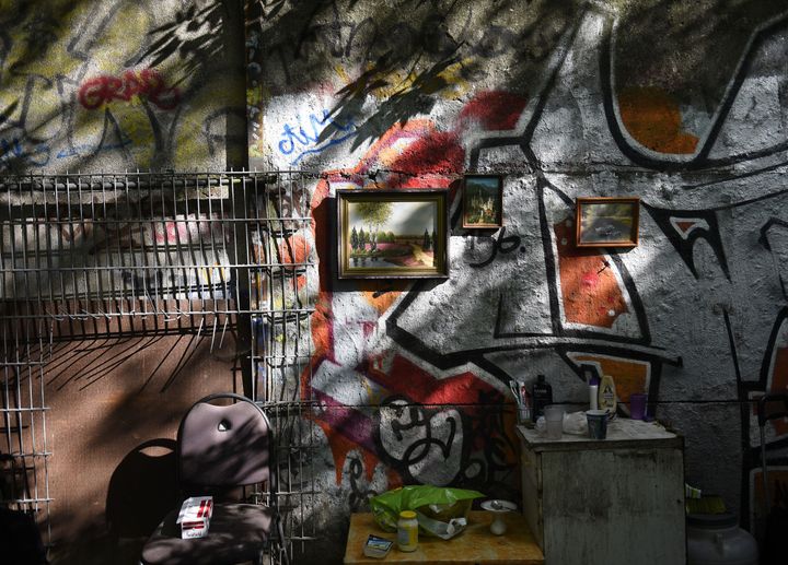 L'installation d'un sans-logis, le long du Mur de Berlin, près de la Spree (août 2014)
 (Tobias Schwarz / AFP)