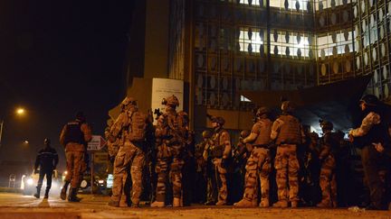 Des forces spéciales françaises devant l'hôtel Splendid de Ouagadougou (Burkina Faso), pendant une attaque terroriste le 16 janvier 2016. (AHMED OUOBA / AFP)