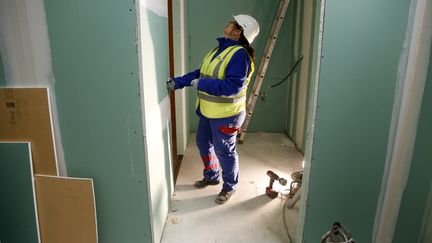 Un femme sur un chantier à Aix-en-Provence (Bouches-du-Rhône), le 8 novembre 2016. (MAXPPP)