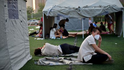 Un campement de fortune install&eacute; apr&egrave;s la s&eacute;rie d'explosions qui a ravag&eacute; la zone portuaire de Tianjin, le 12 ao&ucirc;t.&nbsp; (REUTERS)