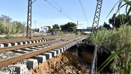 Les dégats causés par les intempéries sur la voie ferrée, à Villeneuve-lès-Béziers (Hérault), le 24 octobre 2019. (SYLVIE CAMBON / MAXPPP)