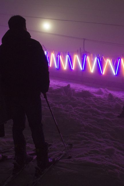 Les touristes, surtout citadins, viennent plus pour prendre la pose et faire un selfie que pour profiter des pistes. (MARTIN DELACOUX)