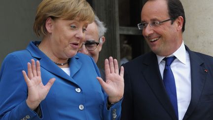 Le pr&eacute;sident fran&ccedil;ais Fran&ccedil;ois Hollande (D) accueille la chanceli&egrave;re allemande Angela Merkel sur le perron du palais de l'Elys&eacute;e &agrave; Paris, le 27 juin 2012. (PHILIPPE WOJAZER / REUTERS)