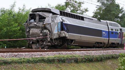 Un TGV apr&egrave;s une collision avec un TER &agrave; Denguin (Pyr&eacute;n&eacute;es-Atlantiques), le 19 juillet 2014. (MAXPPP)