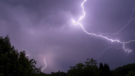 Des éclairs lors d'un orage à Montlouis-sur-Loire (Indre-et-Loire), le 22 mai 2022. (GUILLAUME SOUVANT / AFP)