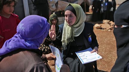 Une campagne de sensibilisation à l'hygiène&nbsp;visant à endiguer une épidémie de choléra&nbsp;dans un camp pour personnes déplacées dans le nord-ouest de la Syrie, le 25 septembre 2022. (AAREF WATAD / AFP)