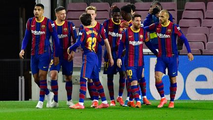 La joie des Barcelonais après le but de Dembélé face à Valladolid. (PAU BARRENA / AFP)