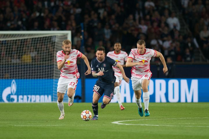 L'attaquant du PSG, Lionel Messi, s'échappe entre deux joueurs de Leipzig, mardi 19 octobre, à l'occasion de la 3e journée de Ligue des champions. (AFP / HANS LUCAS)