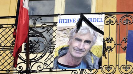 Une photo d'Herve Gourdel sur le balcon de la mairie de Saint-Martin-V&Egrave;subie (Alpes-Maritimes), le 25 septembre 2014 (BRUNO BEBERT / AP / SIPA)