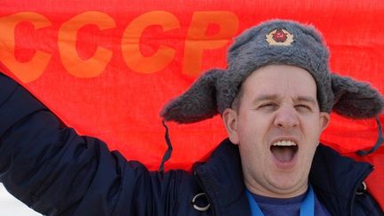 Un supporter russe lors des jeux de Sochi arbore les couleurs de l'URSS et une chapka de l'armée rouge (20 février 2014). (MAKSIM BOGODVID / RIA NOVOSTI)