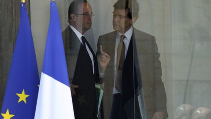 Fran&ccedil;ois Hollande et Arnaud Montebourg, le ministre du Redressement productif, disucutent dans le hall de l'Elys&eacute;e (Paris), le 30 mai 2012. (PHILIPPE WOJAZER / REUTERS)