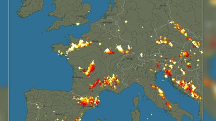 Les impacts de la foudre en France, recensés par le réseau Blitzortung.org le 28 mai 2018 à 15h45. (BLITZORTUNG.ORG)