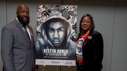 Tracy Martin et Sybrina Fulton devant l'affiche de la série
 (Tasos KATOPODIS / GETTY IMAGES NORTH AMERICA / AFP)