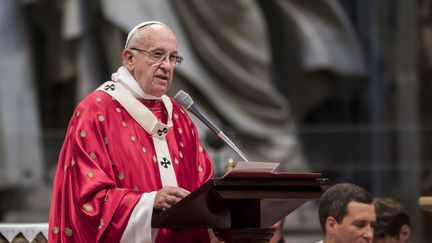 Le pape François lors de la messe de la Pentecôte, le 15 mai 2016 dans la basilique Saint-Pierre, au Vatican. (GIUSEPPE CICCIA / NURPHOTO / AFP)