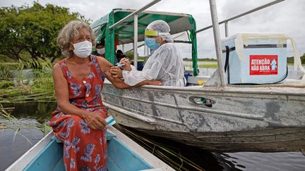 Covid-19 au Brésil : des vaccinations en bateau