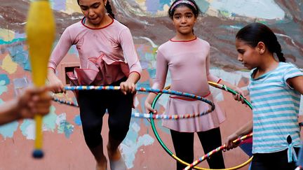 dans cet établissement est de résider dans le même quartier que l’école. Un critère avant tout pratique puisque les sessions de cirque ou de musique commencent chaque jour juste après les heures de cours du cursus scolaire classique des enfants.
 (Amr Abdallah Dalsh / REUTERS )