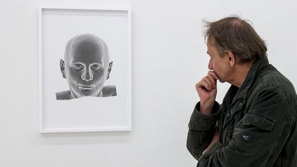 Michel Houellebecq devant une image médicale de sa tête à la Manifesta, à Zurich
 (Fabrice Coffrini / AFP)