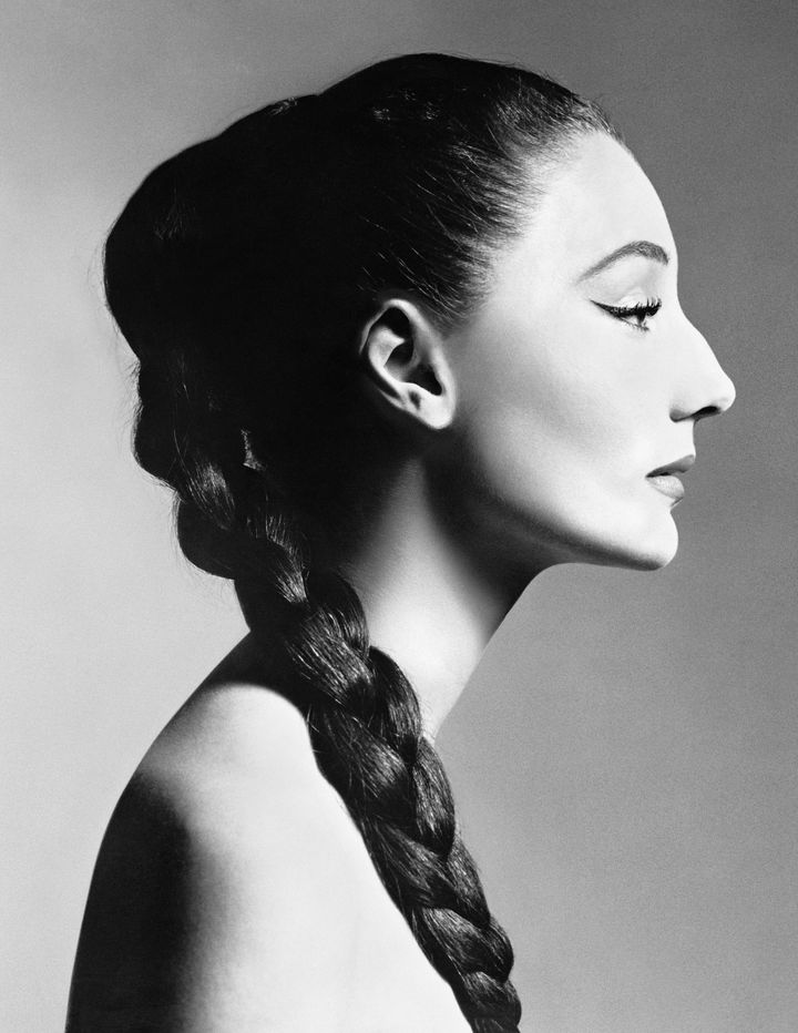 La vicomtesse Jacqueline de Ribes (coiffure Kenneth, New York, 14 décembre 1955). (PHOTOGRAPH BY RICHARD AVEDON / THE RICHARD AVEDON FOUNDATION / COURTESY GAGOSIAN)