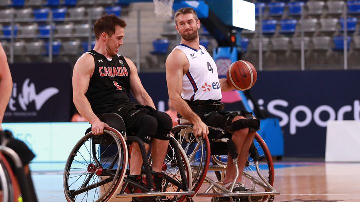 Rémi Bayle contre le Canada lors du deuxième match de poule des Bleus au tournoi paralympique de basket-ball en fauteuil roulant, le 13 avril 2024. (PICOUT GREGORY/FFH)