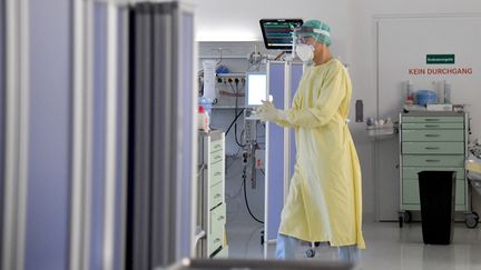 Un membre du personnel dans un hôpital de Salzbourg (Autriche), le 17 novembre 2021. (BARBARA GINDL / APA / AFP)