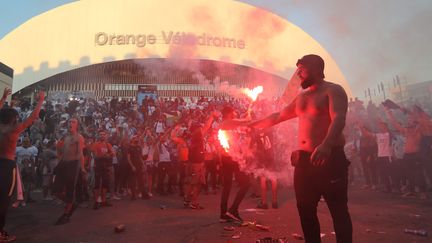 Un supporter marseillais craque un fumigène avant le match OM-Galatasaray, le 30 septembre 2021. (NICOLAS VALLAURI / MAXPPP)