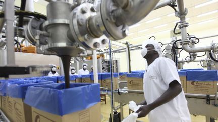 Une usine de transformation de la fève de cacao à Abidjan, le 25 mars 2015. (Photo AFP/Sia Kambou)