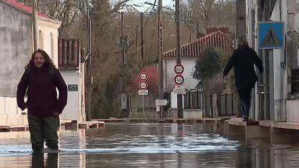 Inondations en Charente-Maritime : le quotidien des habitants de Saintes chamboulé (France 2)