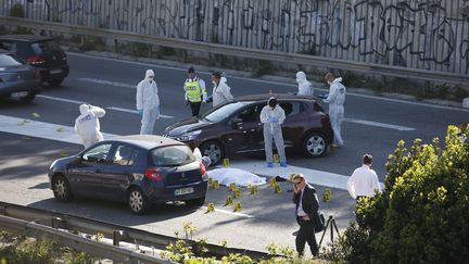 Des policiers m&egrave;nent les premi&egrave;res investigations &agrave; Marseille (Bouches-du-Rh&ocirc;ne), sur l'autoroute A7, o&ugrave; un homme a &eacute;t&eacute; tu&eacute; par balles lundi 14 avril 2014. (MAXPPP)