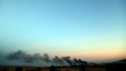 Lors d'un bombardement en Syrie, pr&egrave;s de la fronti&egrave;re turque, le 24 octobre 2014. (AHMET OKATALI / ANADOLU AGENCY / AFP)