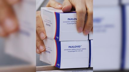 Un pharmacien vérifie des boîtes contenant du Paxlovid dans une pharmacie de Séoul, en Corée du Sud, le 14 janvier 2022. (YONHAP/EPA/Newscom/MaxPPP)