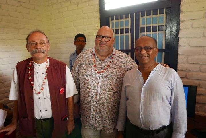 De gauche à droite : Eric Lavertu, ambassadeur de France au Sri Lanka, Michel Salaün, PDG de Salaün Holidays, et Chandra&nbsp;Wickramasinghe, propriétaire d'hôtels et époux de Patricia (EMMANUEL LANGLOIS)